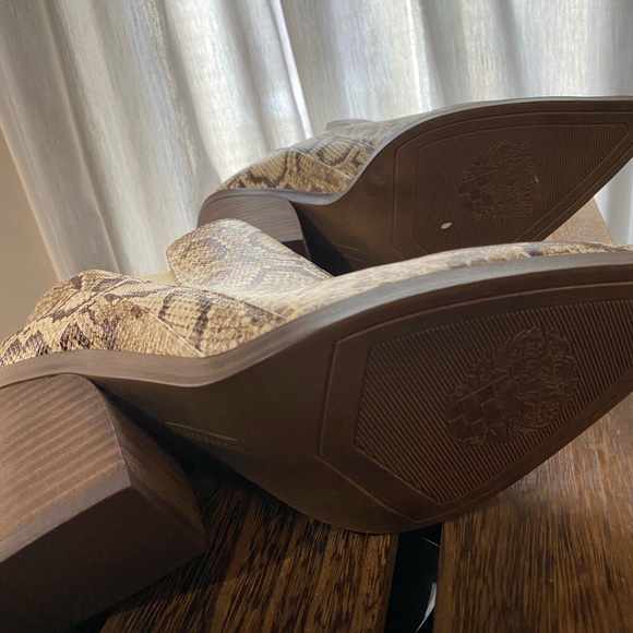 VINCE CAMUTO GRADINA Reptille snake skin Ankle Boots size 9 - Picture 8 of 10